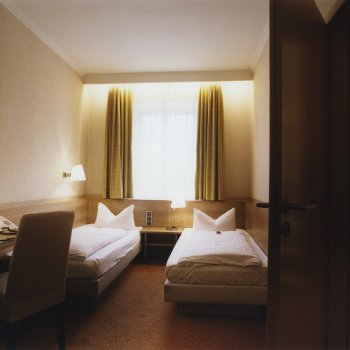 Standard 2 double room with interconnecting door